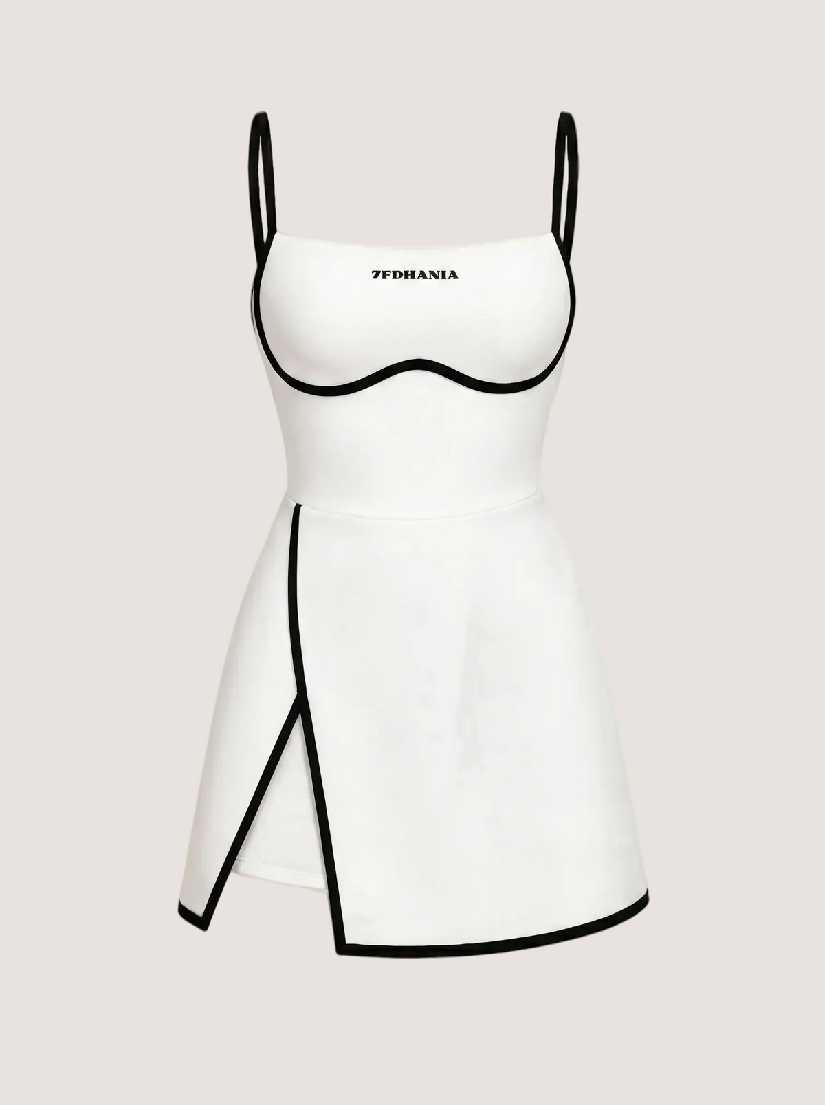 Robe blanche liseré noir