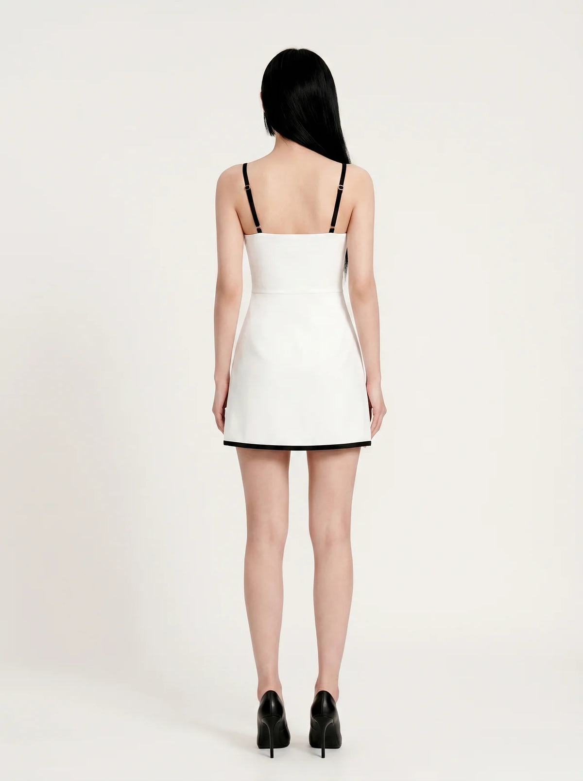 Robe blanche liseré noir