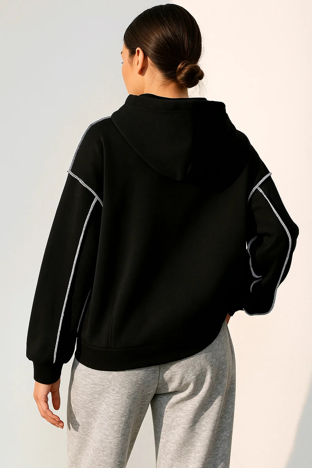 Hoodie noir à coutures contrastées